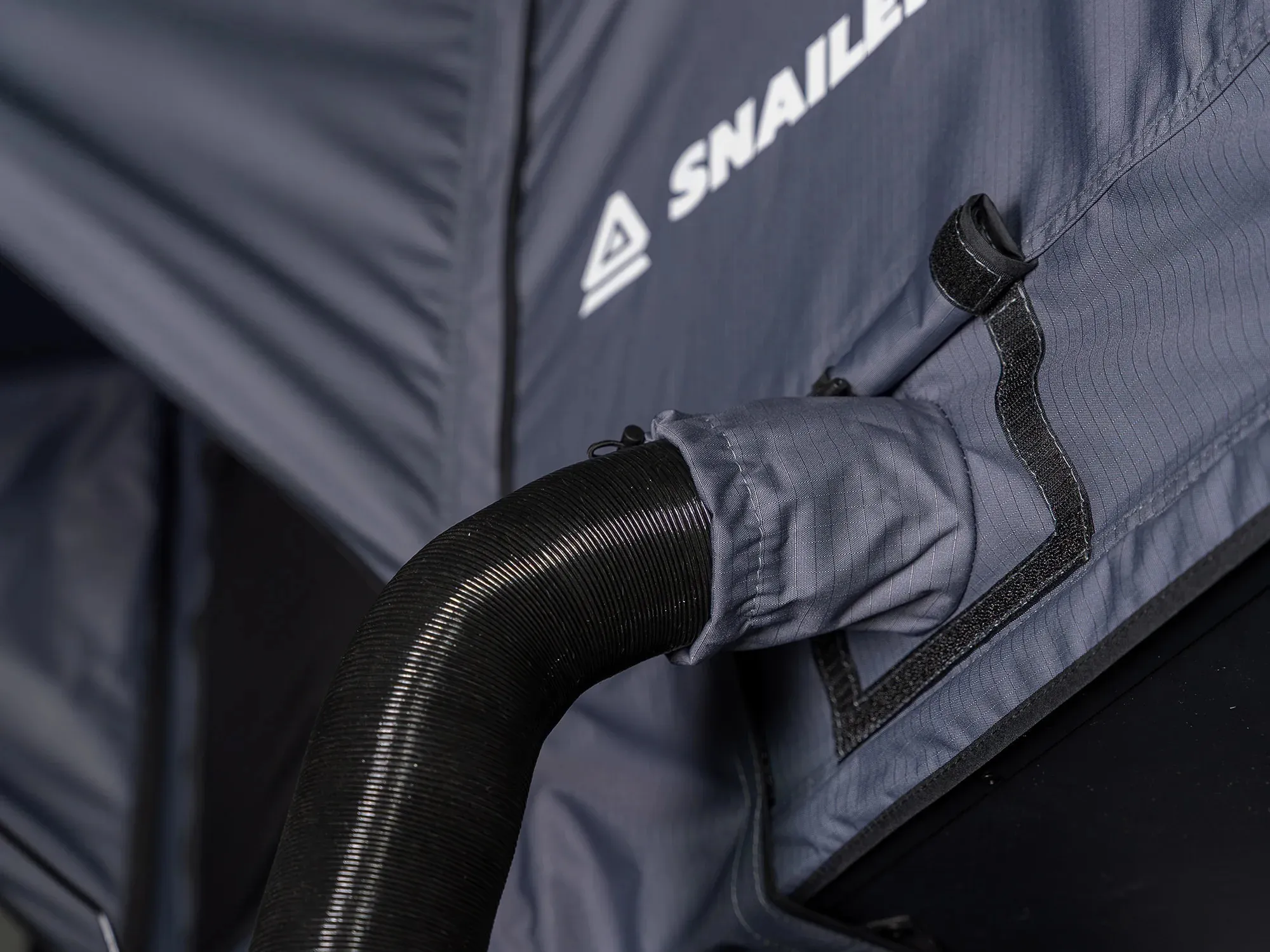 SNAILER® Abis - keményhéjú, oldalra nyíló tetősátor