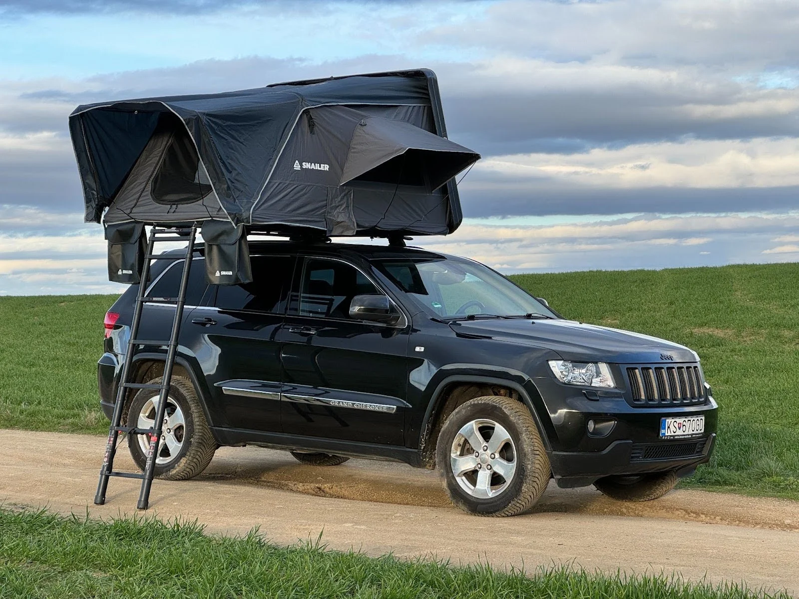 Oldalra nyíló tetősátor (SNAILER Abis) Jeep Grand Cherokee-ra szerelve