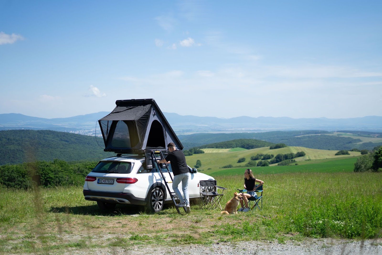 SNAILER Alduo tetősátor felállítva egy Mercedes E-osztály All-terrain járművön Kelet-Szlovákia természetében