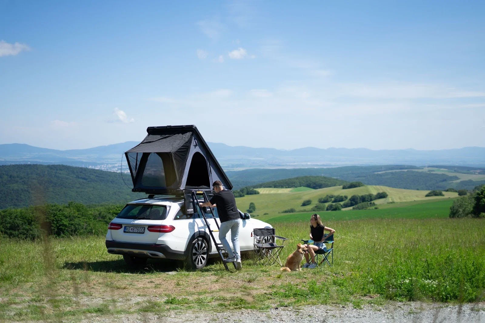 SNAILER Alduo tetősátor felállítva egy Mercedes E-osztály All-terrain járművön Kelet-Szlovákia természetében